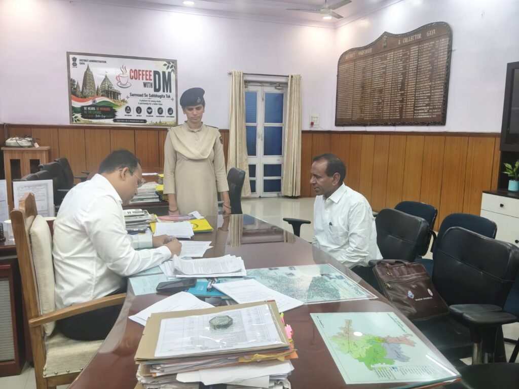 जिला पदाधिकारी ने जनता दरबार में सुनी आमजनों की समस्याएं, समस्याओं का हुआ ऑन द स्पॉट निवारण l - गया, बिहार