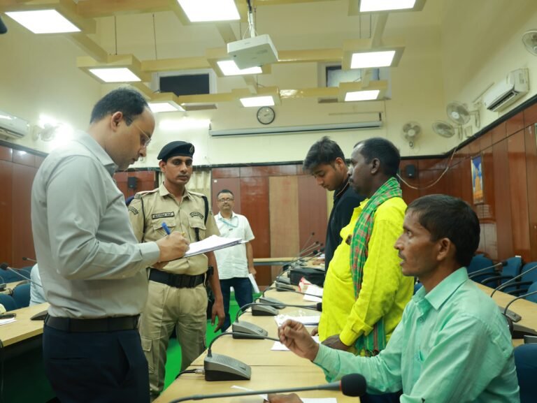 जिला पदाधिकारी ने जनता दरबार में सुनी आमजनों की समस्याएं, समस्याओं का हुआ ऑन द स्पॉट निवारण l