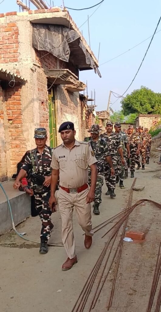 मुख्यमंत्री बिहार सरकार के प्रस्तावित गया आगमन के मद्देनजर वरीय पुलिस अधीक्षक, गया के निर्देशन में बोधगया थाना पुलिस द्वारा बोधगया बाजार एवं एयरपोर्ट के फ़नल एरिया में फ्लैग मार्च l - गया, बिहार