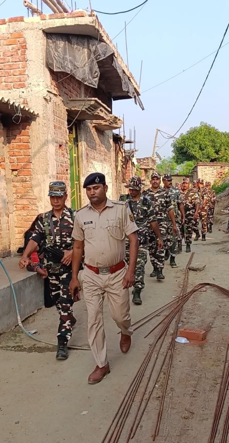 मुख्यमंत्री बिहार सरकार के प्रस्तावित गया आगमन के मद्देनजर वरीय पुलिस अधीक्षक, गया के निर्देशन में बोधगया थाना पुलिस द्वारा बोधगया बाजार एवं एयरपोर्ट के फ़नल एरिया में फ्लैग मार्च l