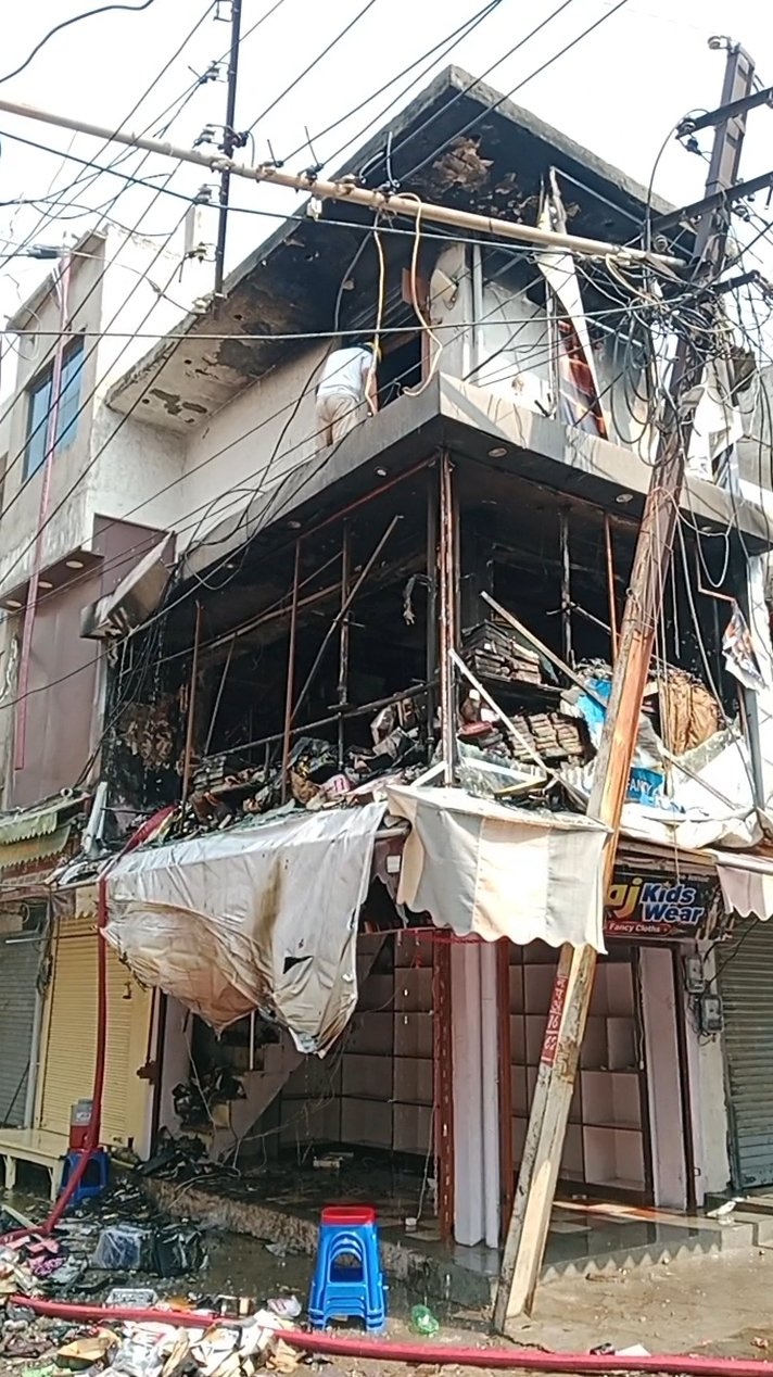 अलवर शहर के तिलक मार्केट मे दुकान मे लगी आग
