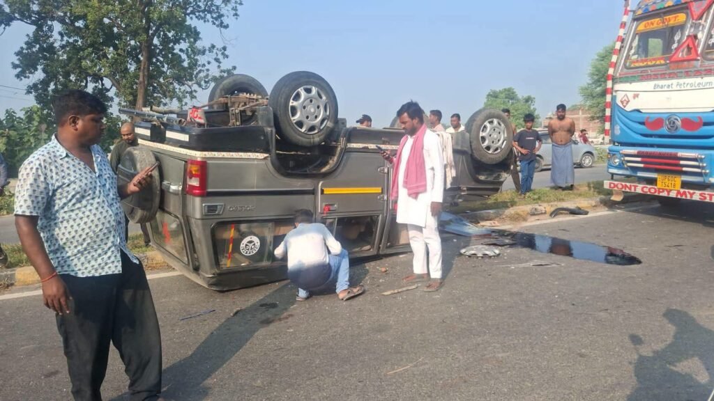 ई रिक्शा बचाने के चक्कर में अनियंत्रित होकर दर्शनार्थियों से भरी बोलेरो पलटी एक दर्जन दर्शनार्थी घायल 1 ई रिक्शा बचाने के चक्कर में अनियंत्रित होकर दर्शनार्थियों से भरी बोलेरो पलटी एक दर्जन दर्शनार्थी घायल - मिर्ज़ापुर, उत्तर प्रदेश
