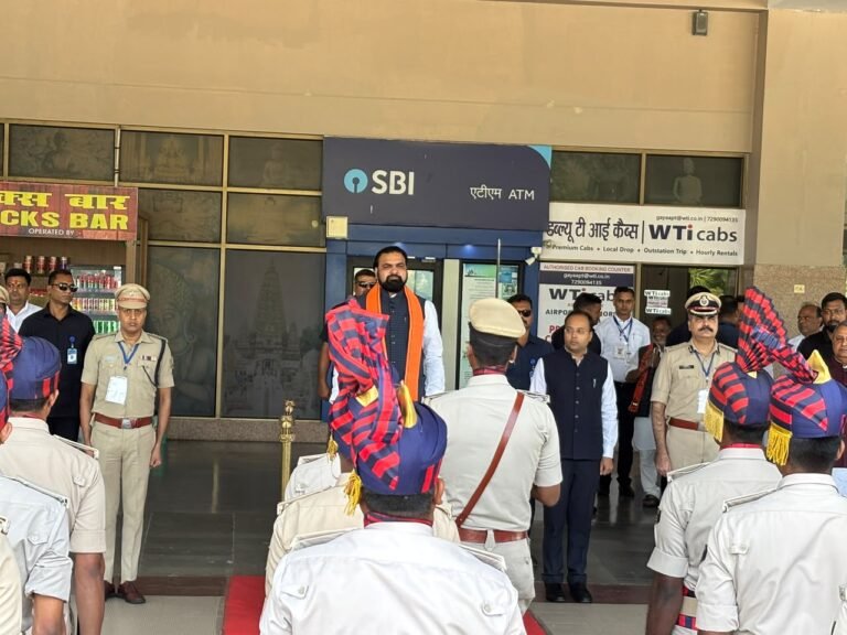 मुख्यमंत्री बिहार के गया एयरपोर्ट आगमन पर पुलिस महानिदेशक, बिहार, पुलिस महानिरीक्षक मगध क्षेत्र गया, जिला पदाधिकारी, गया वरीय पुलिस अधीक्षक, गया एवं नगर पुलिस अधीक्षक, गया द्वाराुष