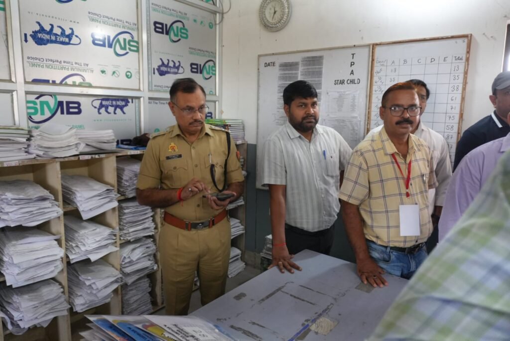 UPSSSC PET परीक्षा को लेकर प्रशासन अलर्ट, जिलाधिकारी और पुलिस अधीक्षक ने परीक्षा केंद्रों का किया औचक निरीक्षण - GHAZIPUR, उत्तर प्रदेश