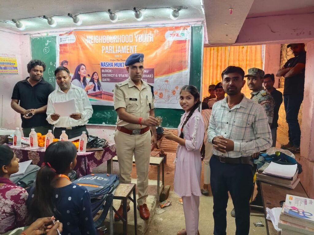 आज इमामगंज थानाध्यक्ष एवं अन्य पुलिस पदाधिकारियों द्वारा इमामगंज थाना क्षेत्र प्रोजेक्ट कन्या उच्च विद्यालय एवं गुरुकुल कोचिंग संस्थान में नशा मुक्ति कार्यक्रम के तहत जागरूकता l - गया, बिहार