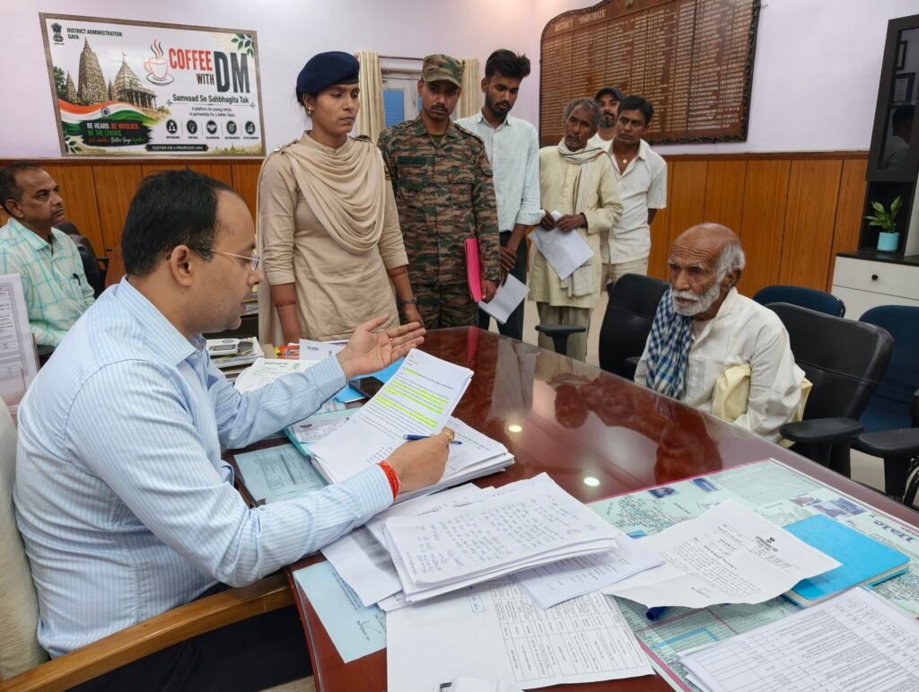 जिला पदाधिकारी ने जनता दरबार में सुनी आमजनों की समस्याएं, समस्याओं का हुआ ऑन द स्पॉट निवारण l 1 जिला पदाधिकारी ने जनता दरबार में सुनी आमजनों की समस्याएं, समस्याओं का हुआ ऑन द स्पॉट निवारण l - गया, बिहार