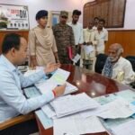 जिला पदाधिकारी ने जनता दरबार में सुनी आमजनों की समस्याएं, समस्याओं का हुआ ऑन द स्पॉट निवारण l