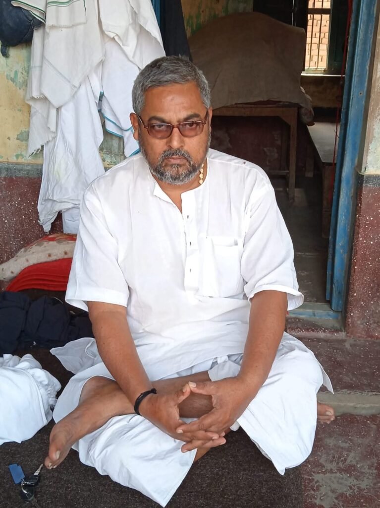नहाते समय कपड़े पसारने के दौरान करंट की चपेट में आए कोटेदार, इलाज के दौरान मौत; परिवार में मचा कोहराम. 1 नहाते समय कपड़े पसारने के दौरान करंट की चपेट में आए कोटेदार, इलाज के दौरान मौत; परिवार में मचा कोहराम. - GHAZIPUR, उत्तर प्रदेश