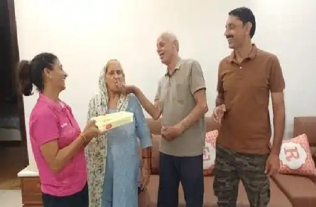 महिला टीम की पूर्व कप्तान मां ने दिया था जीत का मंत्र; बेटे ने मैदान पर कमाल दिखाकर देश की झोली में डाला स्वर्ण पदक