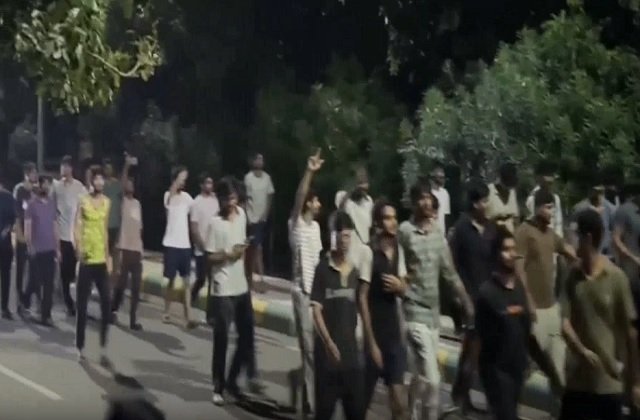 रोहतक : MDU में देर रात छात्रों का हंगामा, VC आवास की दीवार पर चढ़ नारेबाजी; बॉय होस्टल में कूलर पर 2 हजार जुर्माने का आरोप