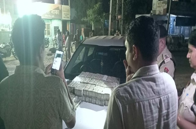 OMG; हरियाणा में कार से निकला नोटों का पहाड़…1.56 करोड़ कैश बरामद, तीनों सवारों से नहीं मिला संतोषजनक जवाब