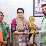 संत कबीर कुटीर में स्मृति ईरानी का CM सैनी ने किया आत्मीय स्वागत, संगठन की मजबूती पर मंथन