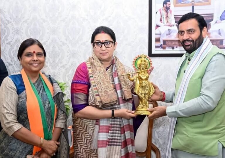 संत कबीर कुटीर में स्मृति ईरानी का CM सैनी ने किया आत्मीय स्वागत, संगठन की मजबूती पर मंथन