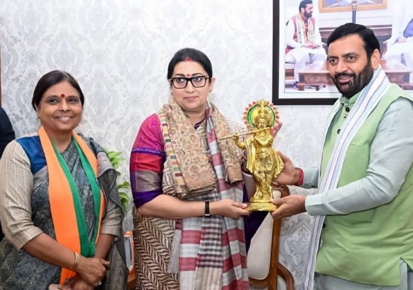 संत कबीर कुटीर में स्मृति ईरानी का CM सैनी ने किया आत्मीय स्वागत, संगठन की मजबूती पर मंथन 1 संत कबीर कुटीर में स्मृति ईरानी का CM सैनी ने किया आत्मीय स्वागत, संगठन की मजबूती पर मंथन - KURUKSHETRA, हरियाणा