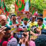 वादाखिलाफी पर भड़के किसान: भाकियू श्रमिक जनशक्ती का लखनऊ में हल्ला बोल, परिवर्तन चौक पर बैरिकेडिंग लगाकर रोका, नगर मजिस्ट्रेट को सौंपा ज्ञापन