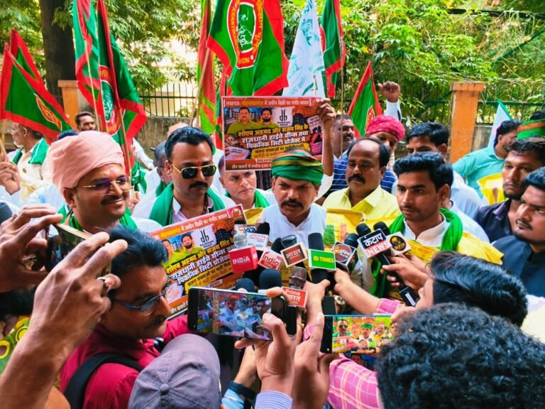वादाखिलाफी पर भड़के किसान: भाकियू श्रमिक जनशक्ती का लखनऊ में हल्ला बोल, परिवर्तन चौक पर बैरिकेडिंग लगाकर रोका, नगर मजिस्ट्रेट को सौंपा ज्ञापन