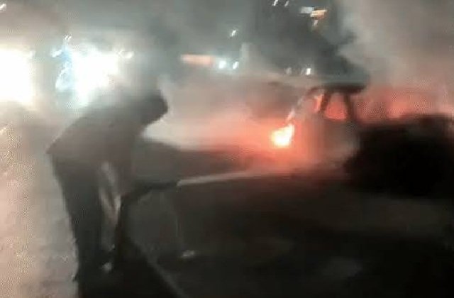 पानीपत में चलती कार बनी आग का गोला: बाबरपुर मंडी के पास चालक अंदर फंसा, बाइक सवार ने ”फरिश्ता” बनकर बचाई जान