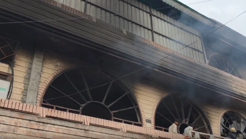 अंबाला में सुबह-सुबह शर्ट फैक्ट्री में लगी भयानक आग, मची अफरा-तफरी; मौके पर पहुंची 8 दमकल गाड़ियां 1 अंबाला में सुबह-सुबह शर्ट फैक्ट्री में लगी भयानक आग, मची अफरा-तफरी; मौके पर पहुंची 8 दमकल गाड़ियां - KURUKSHETRA, हरियाणा