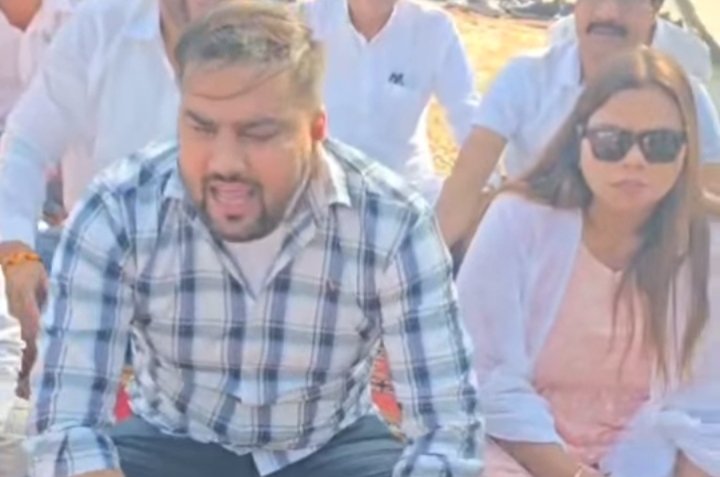 गाँधी जयंती पर किये गाँधी जी को किये पुष्प अर्पित।