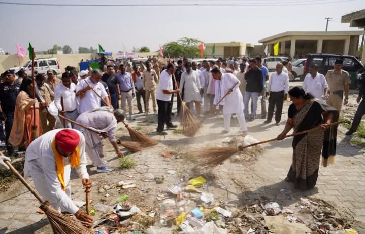 करनाल मे गाँधी जयंती पर स्वच्छता अभियान। 1 करनाल मे गाँधी जयंती पर स्वच्छता अभियान। - KARNAL, हरियाणा