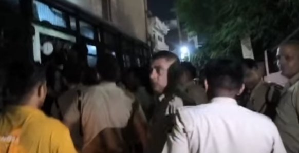 जंतर मंतर प्रदर्शन मे जा रहे छात्रों को पुलिस ने किया डिटेन।
