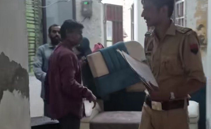 UP पुलिस कुर्की करने पहुंची करनाल।