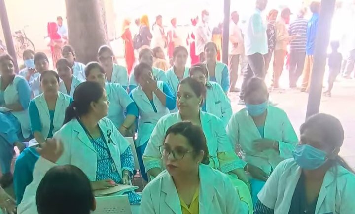सरकारी हॉस्पिटल मे नर्सिंग स्टॉफ की हड़ताल।