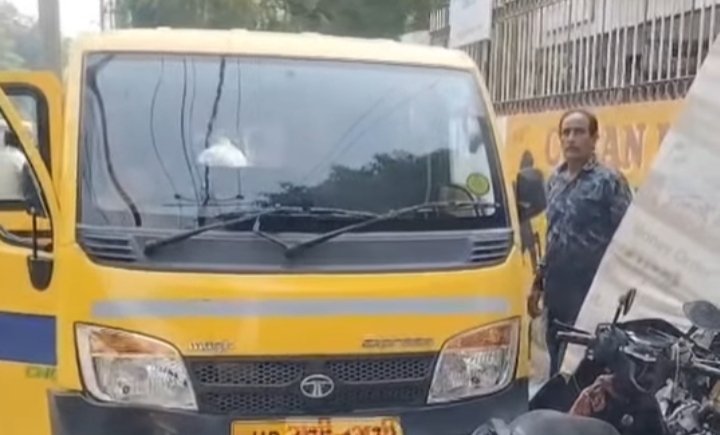 स्कूल वैन और ट्रक मे हुई टक्कर, कई बच्चे हुए घायल।
