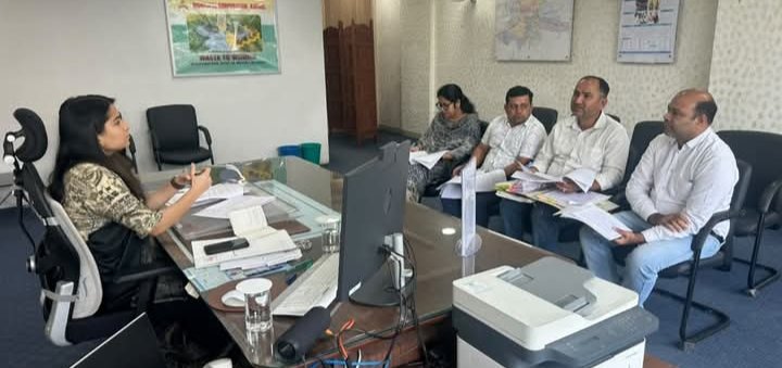 नगर निगम आयुक्त सलोनी शर्मा ने विद्युत विभाग के अधिकारियो की बुलाई मीटिंग।