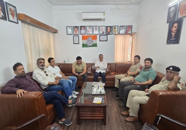 कांग्रेस के जिला अध्यक्ष को पुलिस ने किया हाउस अरेस्ट।