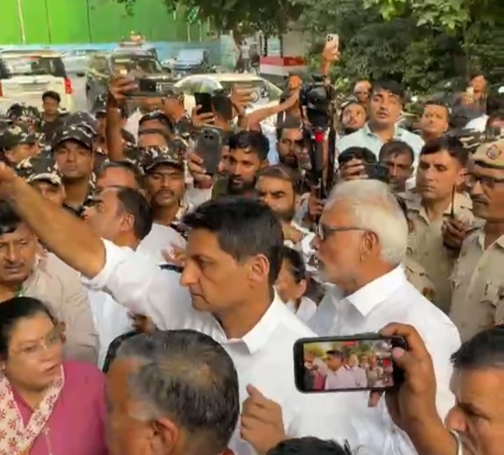 हरियाणा के सांसदों को दिल्ली पुलिस ने किया हाउस अरेस्ट।