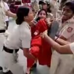 दिल्ली जंतर मंतर प्रदर्शन के दौरान उल्टा चश्मा चैनल की पत्रकार को पुलिस ने किया अरेस्ट।