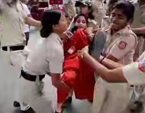 दिल्ली जंतर मंतर प्रदर्शन के दौरान उल्टा चश्मा चैनल की पत्रकार को पुलिस ने किया अरेस्ट।