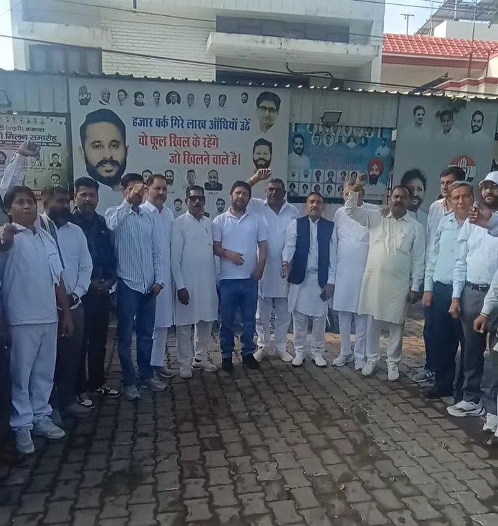कांग्रेस के नेता और कार्यकर्ता दिल्ली मार्च के लिए हुए रवाना।