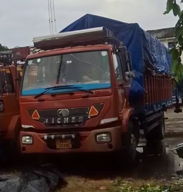 कैंटर का ड्राइवर अपनी गाड़ी मे मृत पाया गया।