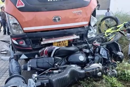 कुरुक्षेत्र मे एक कैंटर ने कई बाइको और गाड़ियों को रोंध डाला।