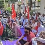 DC ऑफिस के सामने धरने पर बैठे किसान।