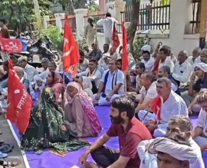 DC ऑफिस के सामने धरने पर बैठे किसान।