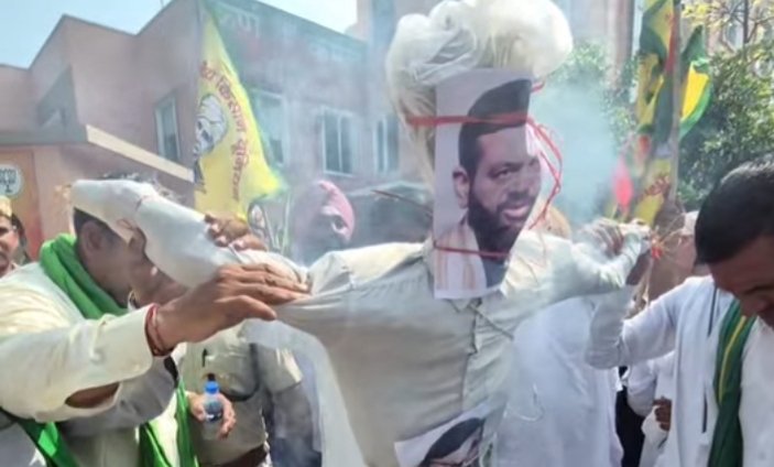 किसानो ने फूंका CM सैनी का पुतला।