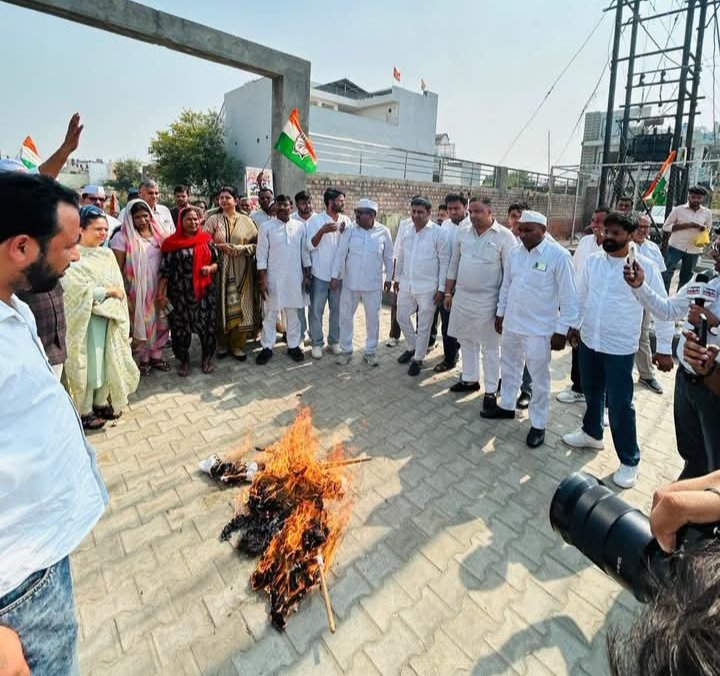 करनाल के घरौंडा ब्लॉक मे कांग्रेस कार्यकर्ताओ ने ज्ञानेश कुमार के विरोध मे सड़को पर किया प्रदर्शन।