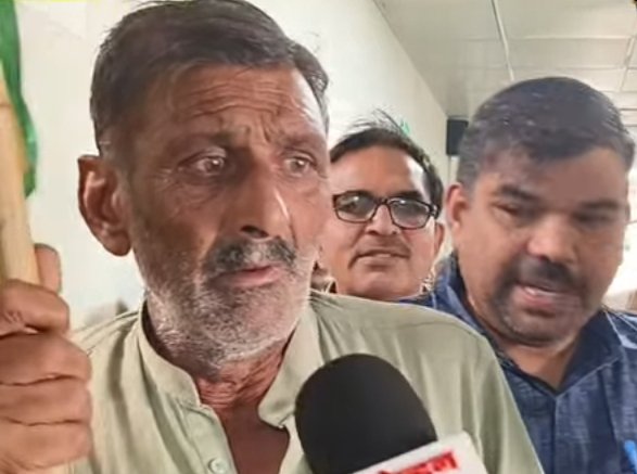 किसानो ने नायब तहसीलदार के कार्यालय पर जड़ा ताला।