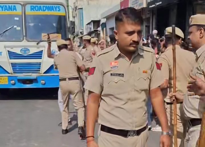 करनाल मे व्यक्ति की हत्या के बाद गांव वालो ने सड़क पर लगाया जाम।