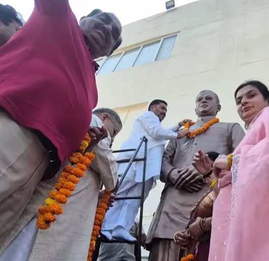 डॉ. मंगलसेन को बीजेपी नेताओं ने दी पुष्पांजलि।