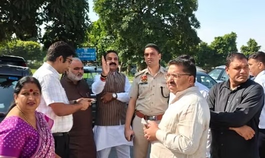 बीजेपी नेताओं ने अमित शाह के आगमन को लेकर हो रही तैयारियो का लिया जायजा। 1 बीजेपी नेताओं ने अमित शाह के आगमन को लेकर हो रही तैयारियो का लिया जायजा। - KARNAL, हरियाणा