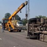 करनाल मे नेशनल हाईवे 44 पर एक ट्राला पलट गया।