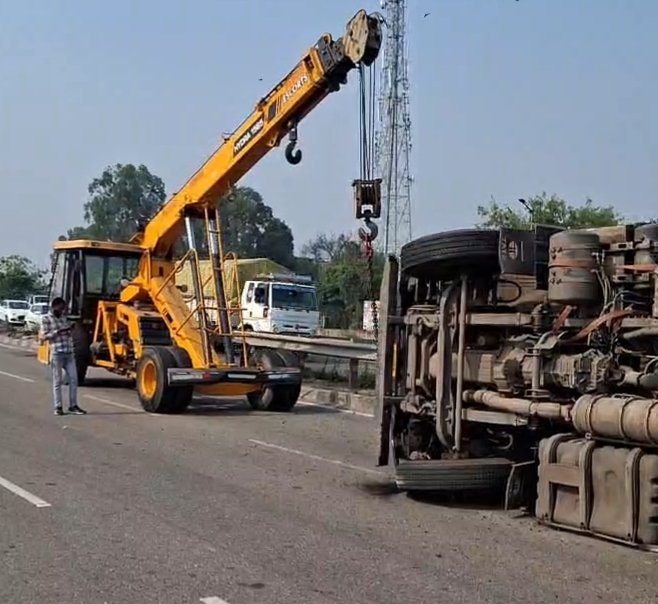 करनाल मे नेशनल हाईवे 44 पर एक ट्राला पलट गया।