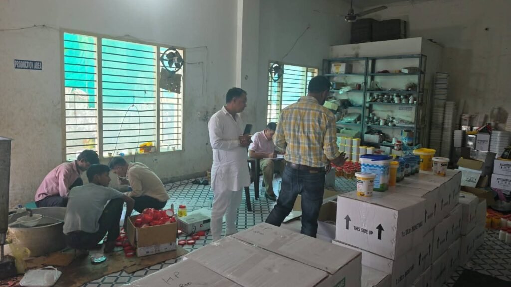 *नरवाना में मुख्यमंत्री उड़नदस्ते की छापेमारी, घी-वनस्पति के 32 नमूने लिए** 1 *नरवाना में मुख्यमंत्री उड़नदस्ते की छापेमारी, घी-वनस्पति के 32 नमूने लिए** - JIND, हरियाणा