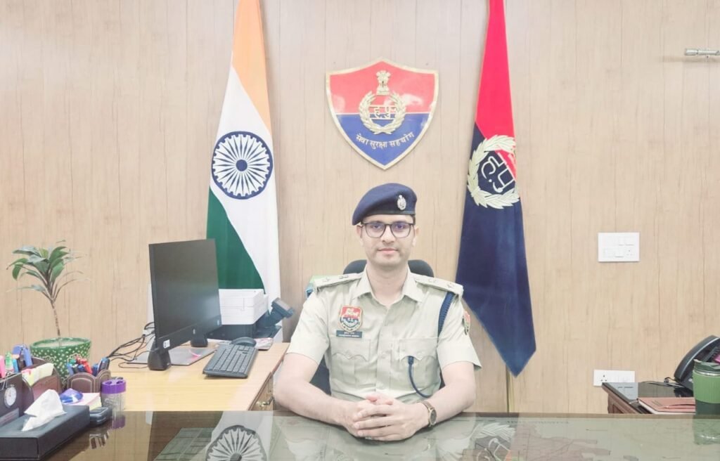 एडवाइजरी' -सुरक्षा का अभेद्य घेरा: चप्पे-चप्पे पर मुस्तैद रहेगी रेवाड़ी पुलिस; सादे कपड़ों में पुलिस बल, पीसीआर और राइडर्स तैनात। -ट्रैफिक डायवर्जन (कल शाम 4:00 बजे से): रणबीर स 1 एडवाइजरी' -सुरक्षा का अभेद्य घेरा: चप्पे-चप्पे पर मुस्तैद रहेगी रेवाड़ी पुलिस; सादे कपड़ों में पुलिस बल, पीसीआर और राइडर्स तैनात। -ट्रैफिक डायवर्जन (कल शाम 4:00 बजे से): रणबीर स - REWARI, हरियाणा