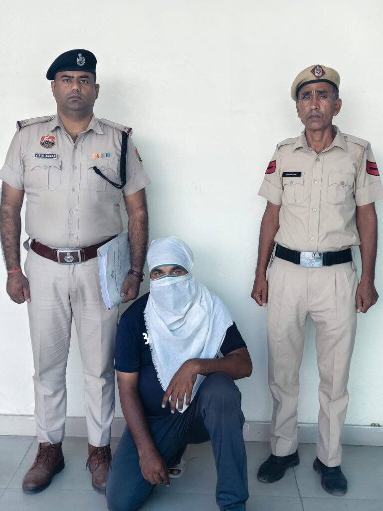 धारूहेड़ा पुलिस ने एक कंपनी कर्मचारी को बंधक बनाकर लूटपाट करने के मामले में एक और आरोपी को किया गिरफ्तार।