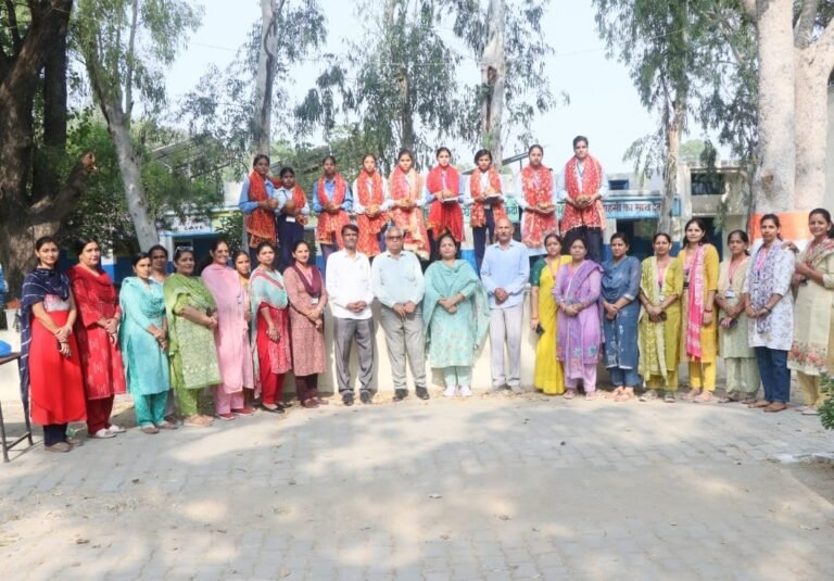 बालिका दिवस पर शक्ति का शंखनाद: बेटियाँ ही जगदम्बा जिला शिक्षा अधिकारी डॉ. रजिंदर शर्मा ने नौ प्रतिभाशाली बालिकाओं को किया सम्मानित